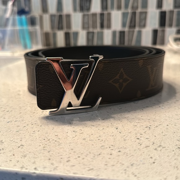 Like New Louis Vuitton Spray LV 40MM Reversible Belt Silver Buckle - Picture 2 of 6